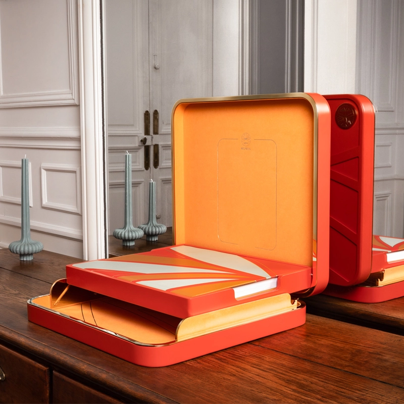 Livre Belfeuil relié en cuir, refermé sur son coffret, éclairé en lumière douce.