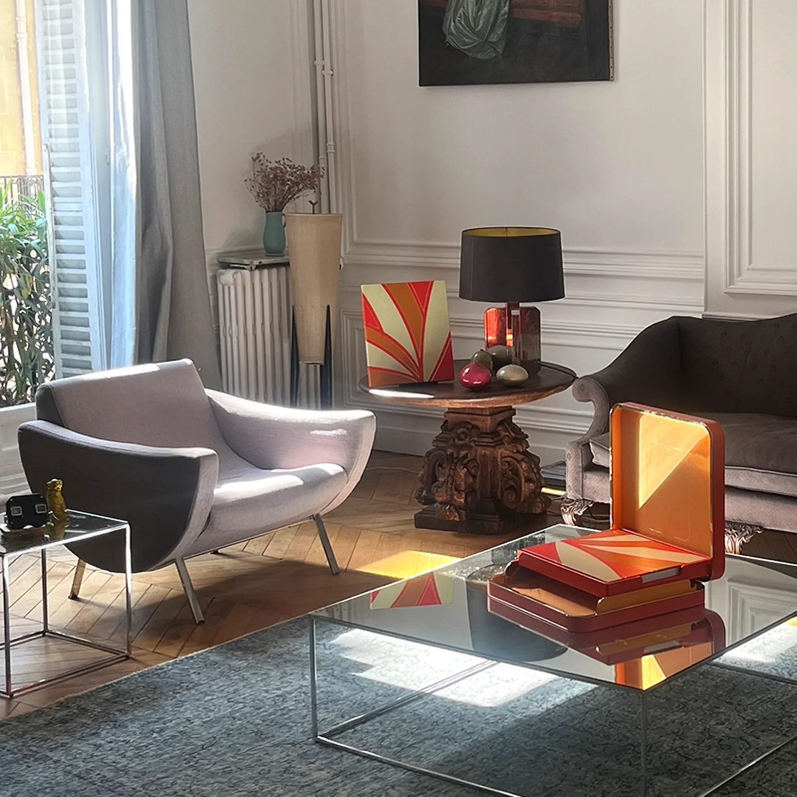 Salon élégant présentant des ouvrages et coffrets Belfeuil